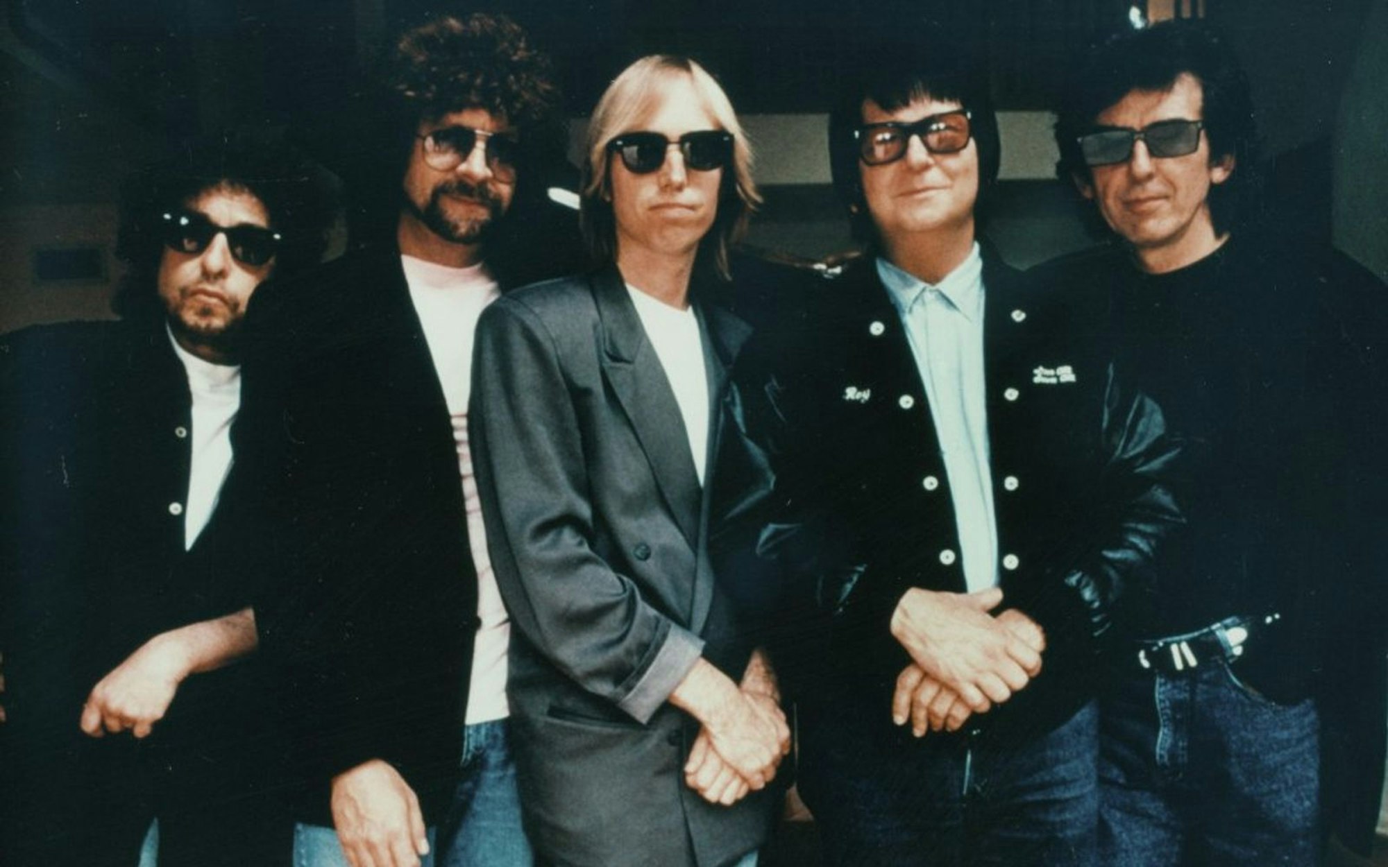 Mit den Traveling Wilburys - von links Bob Dylan, Jeff Lynne, Tom Petty, Roy Orbison und George Harrison - feierte Orbison kurz vor seinem Tod späte Erfolge. (Bild: Warner Music)