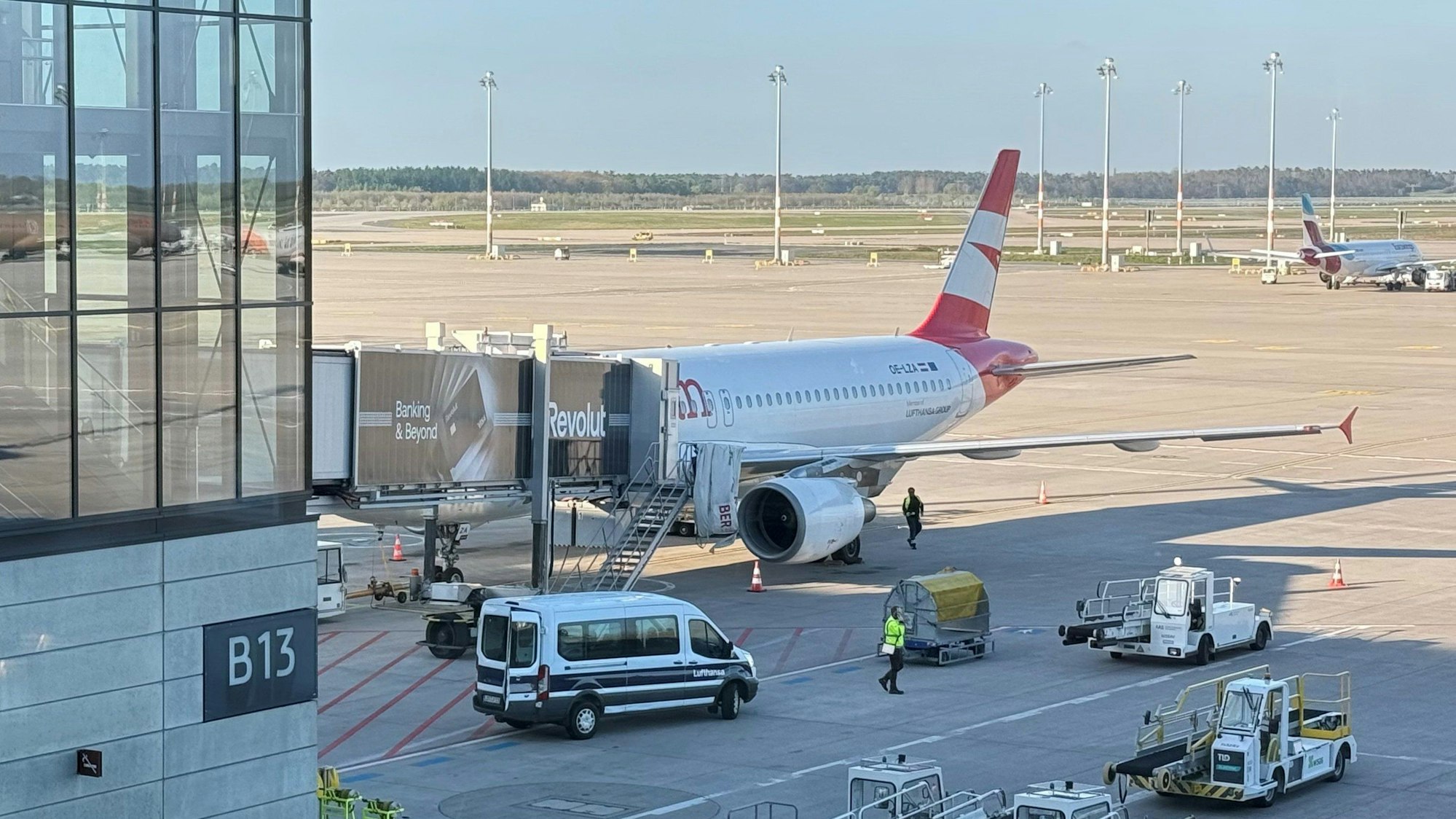 Ein Flugzeug A320 der Austrian Airlines, steht am Terminal am Flughafen BER.