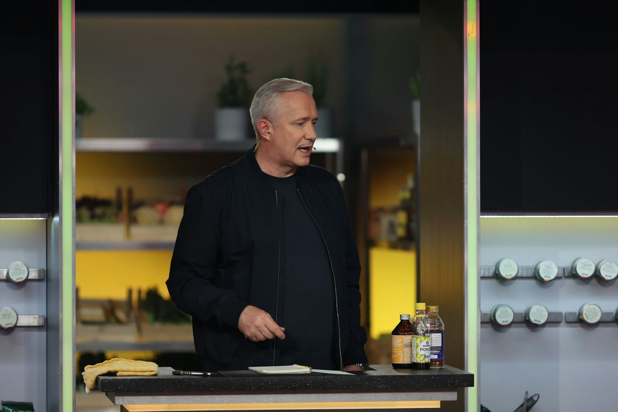 Alexander Herrmann muss sich selbst beweisen, dass er es als Coach noch draufhat. (Bild: Joyn/Benedikt Müller)