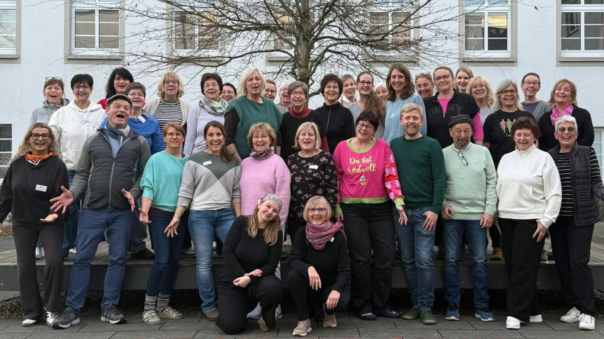 Das Foto zeigt die Sängerinnen und Sänger des Chors "Upside Down"