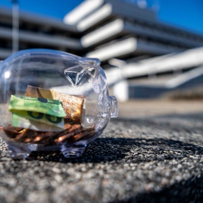 Das Bild zeigt ein gläsernes Sparschwein vor dem Kreishaus.