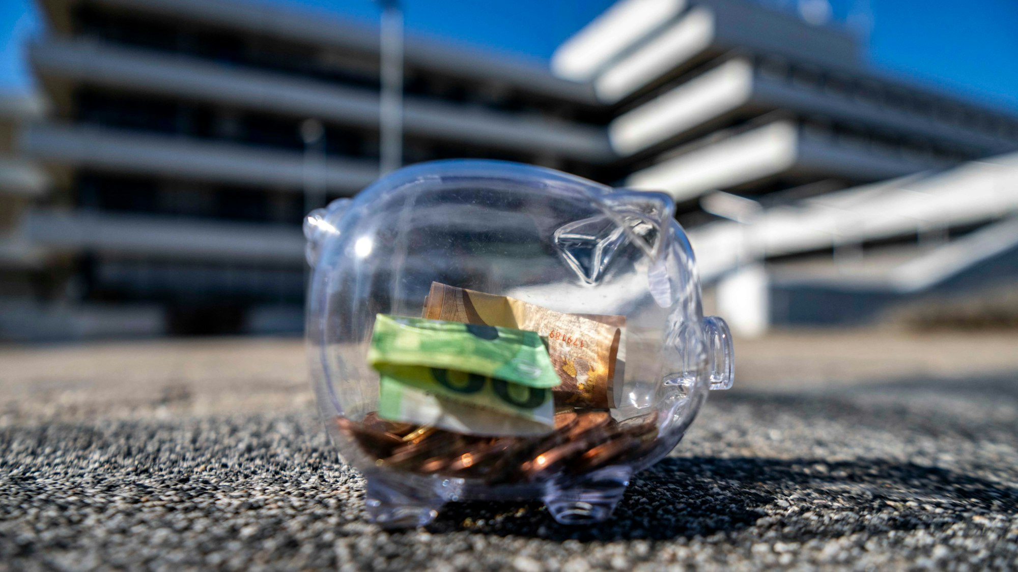 Das Bild zeigt ein gläsernes Sparschwein vor dem Kreishaus.