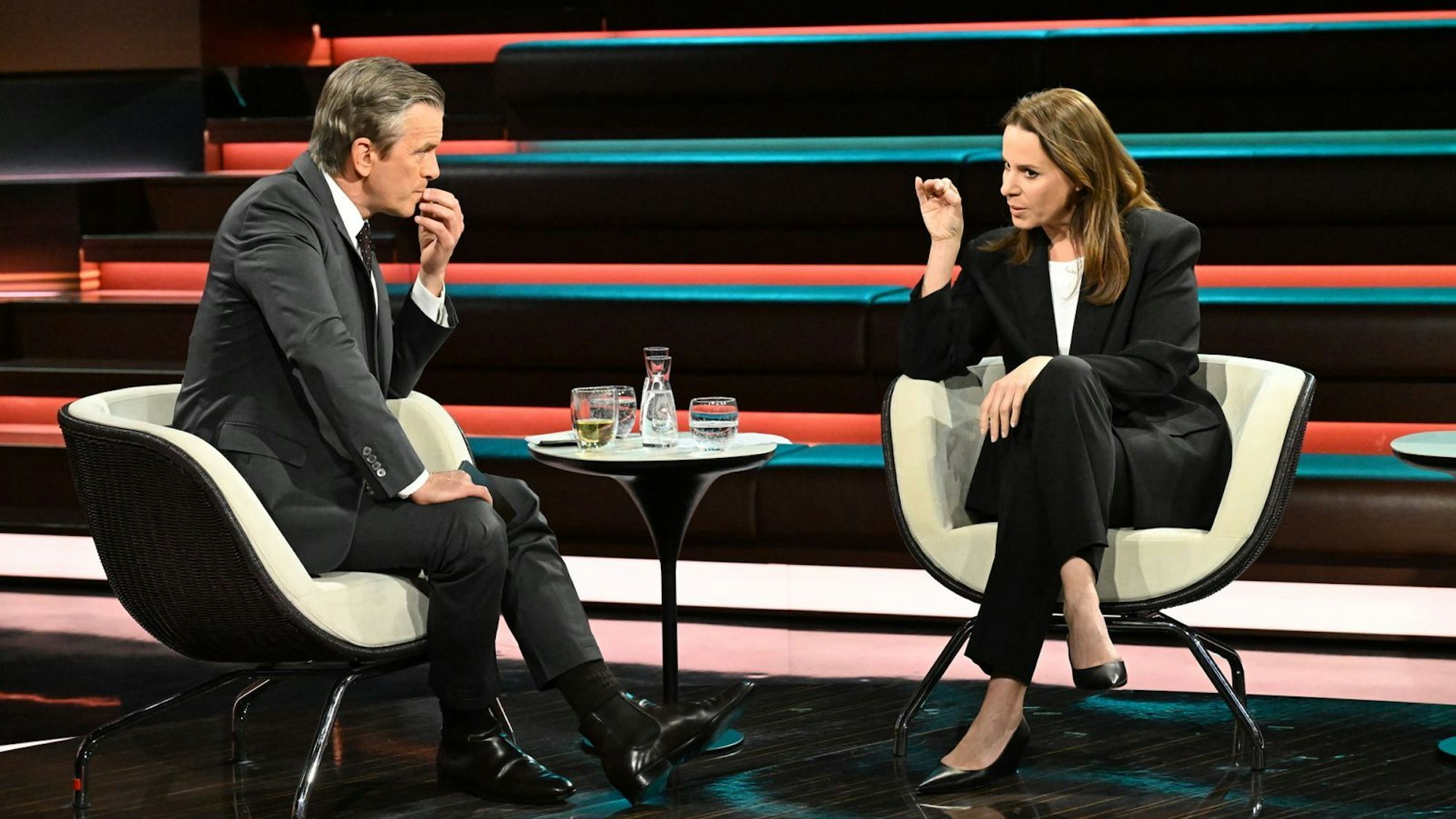 Nahost-Expertin Natalie Amiri gab zu verstehen, dass der Iran sich zwar „im freien Fall“ befinde, die Revolutionsgarde jedoch „weder Kompromiss noch Kapitulation“ kenne. (Bild: ZDF / Cornelia Lehmann)