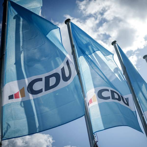 Zu sehen sind drei CDU-Fahnen