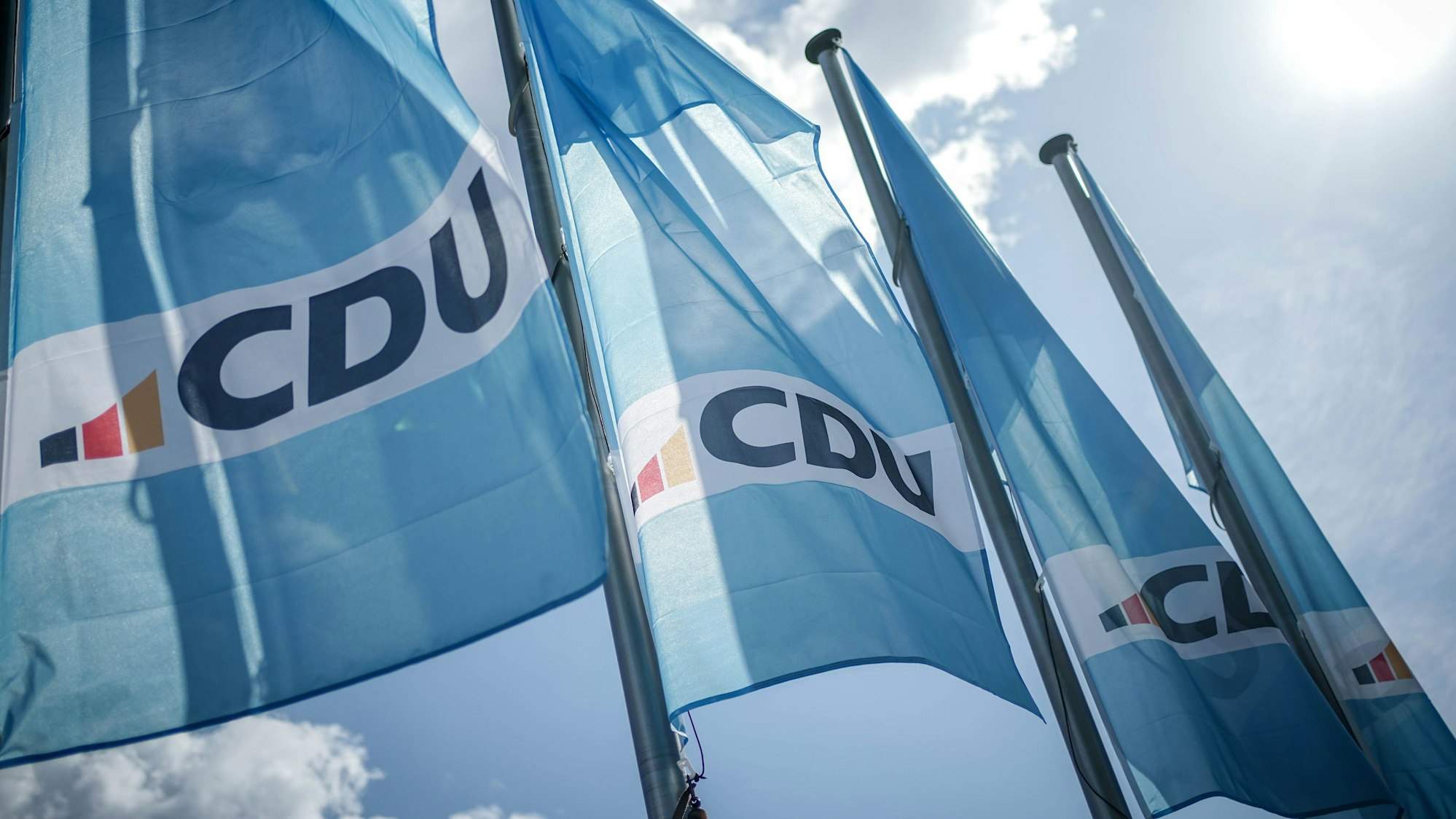 Zu sehen sind drei CDU-Fahnen