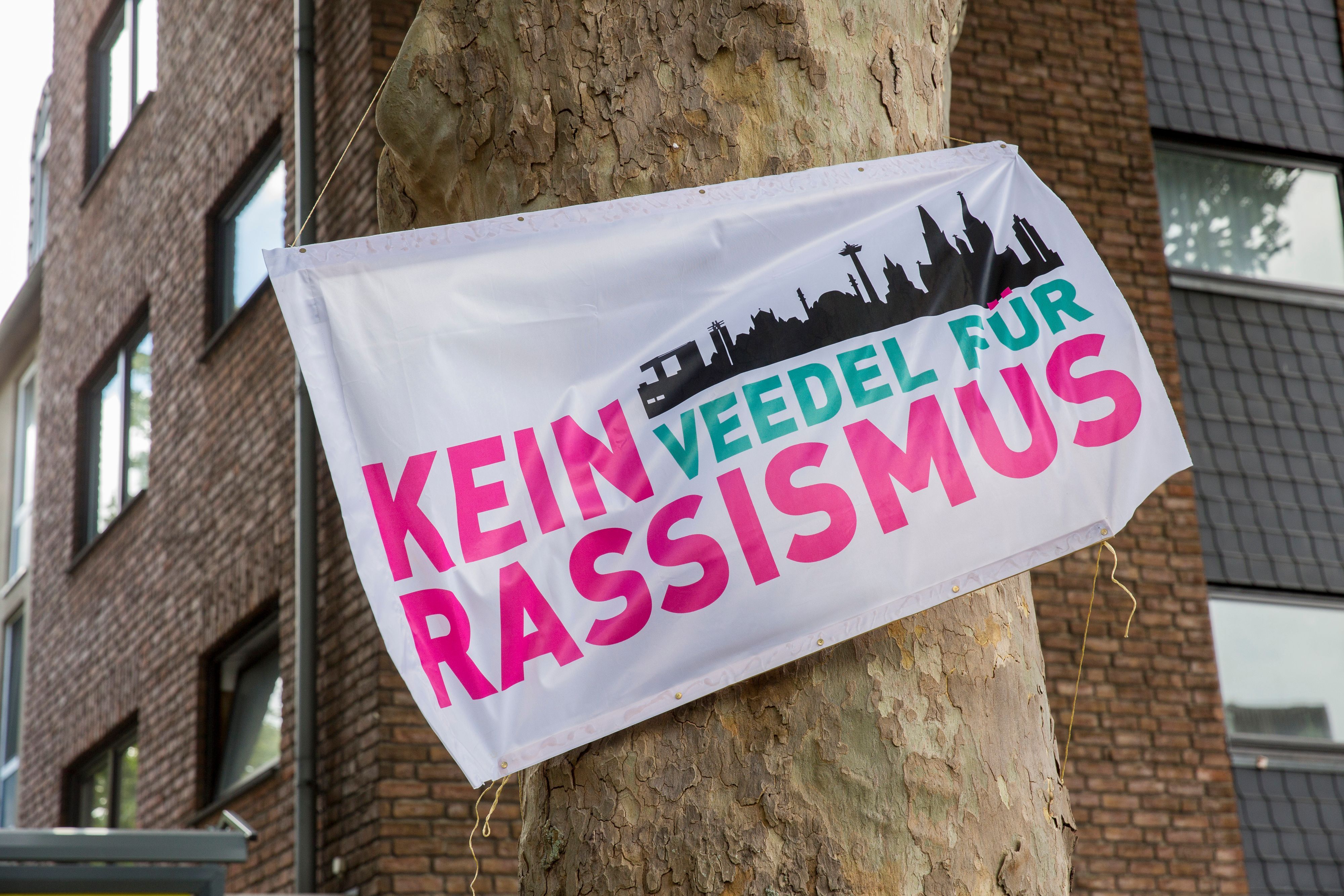 Fahnen der Initiative "Kein Veedel für Rassismus" hängen in den Veedeln.
Im Bild eine Fahne an der Ulrichgasse.