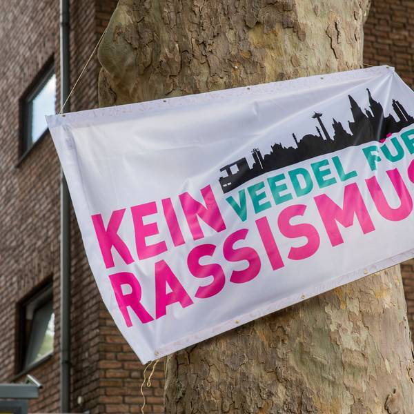 Fahnen der Initiative "Kein Veedel für Rassismus" hängen in den Veedeln.
Im Bild eine Fahne an der Ulrichgasse.