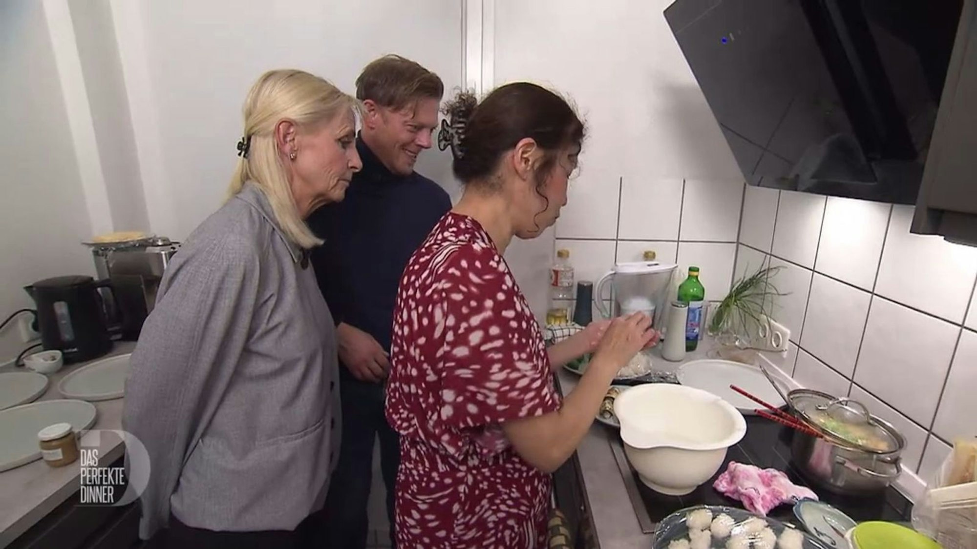 Jutta und Mark schauen Kayo fasziniert bei der Sushi-Zubereitung zu.
(Bild: RTL)