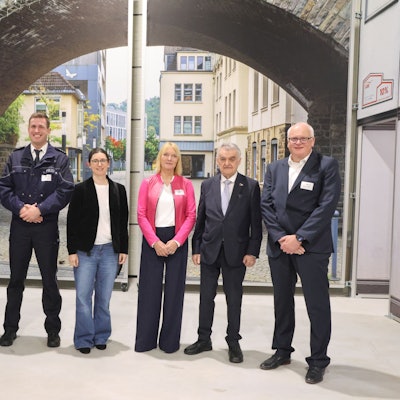 Einweihung RTZ Olpe, Gruppenfoto vor dem Gebäude.