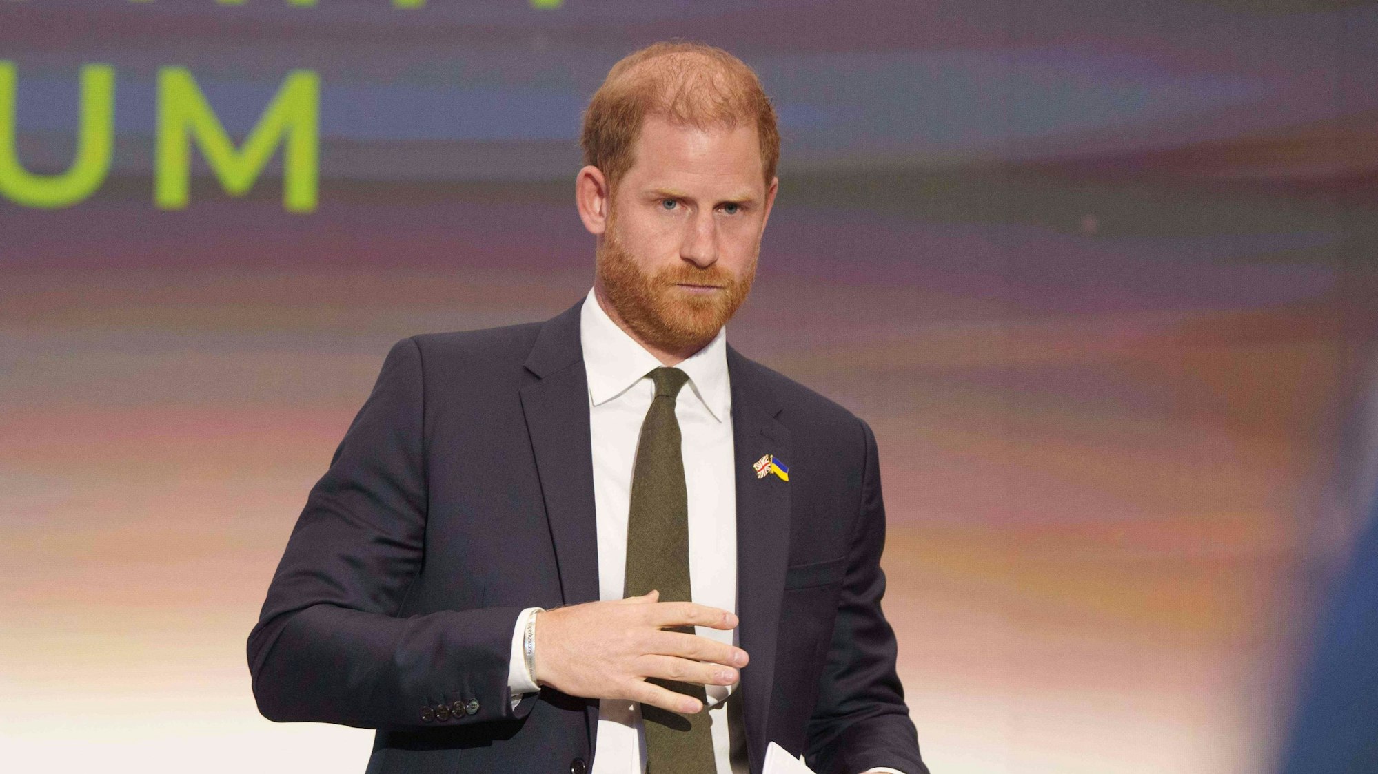 23.04.2026, Ukraine, Kiew: Der britische Prinz Harry nimmt am Sicherheitsforum in der ukrainischen Hauptstadt teil. Foto: Evgeniy Maloletka/AP/dpa +++ dpa-Bildfunk +++