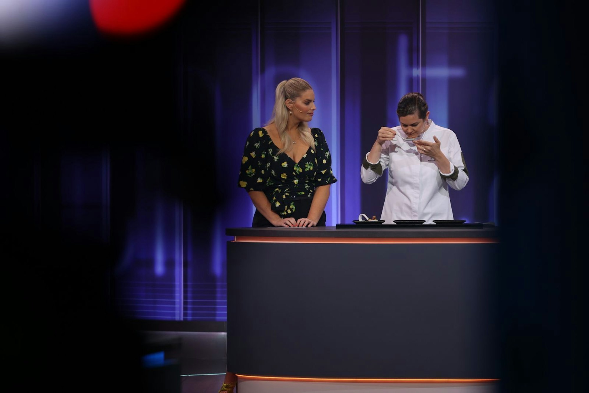 Gastjurorin Viktoria Fuchs entscheidet, wer bleiben darf und wer gehen muss. (Bild: Joyn/Benedikt Müller)