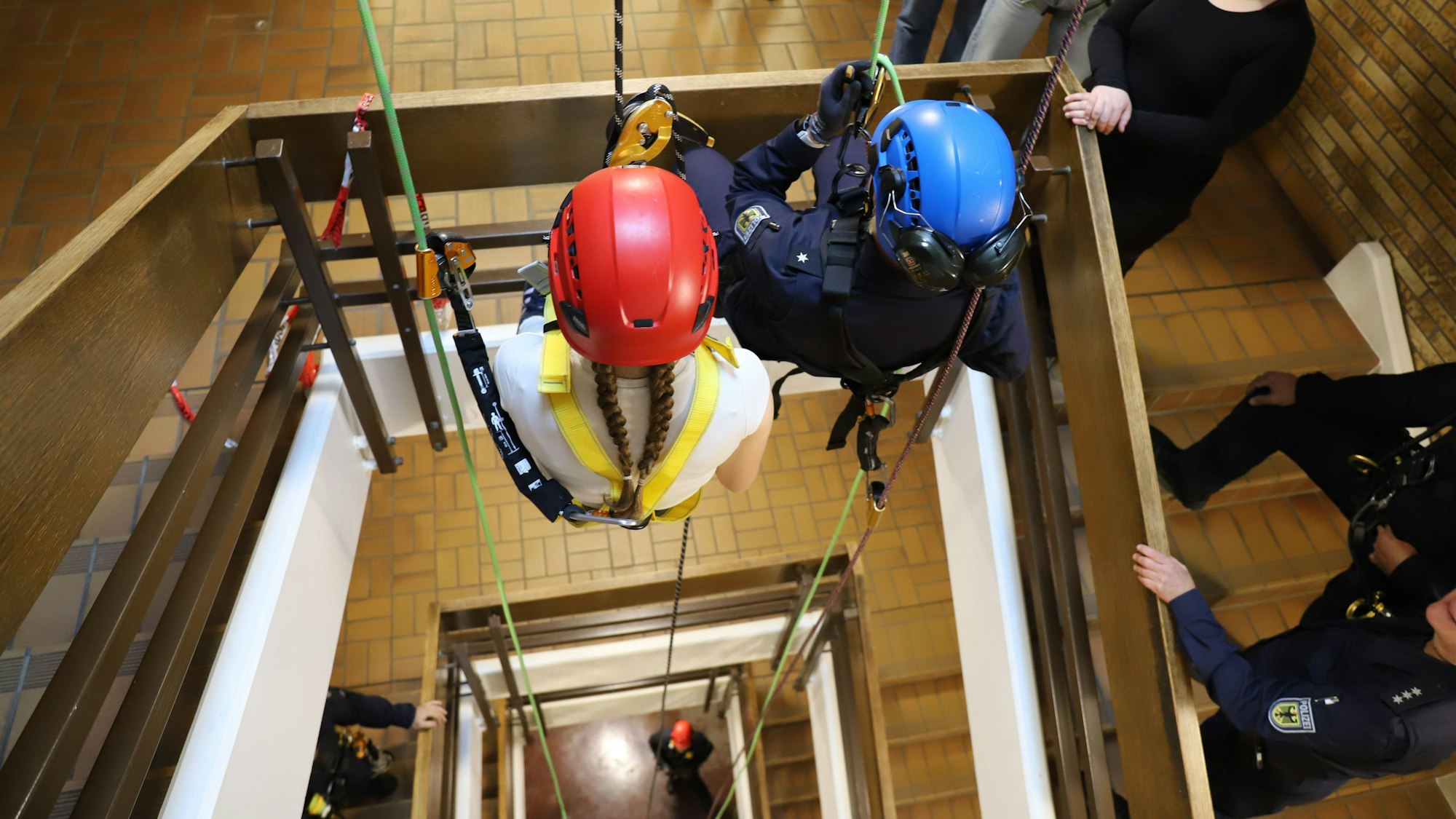 Im Treppenhaus der Technischen Hundertschaft war abseilen angesagt.