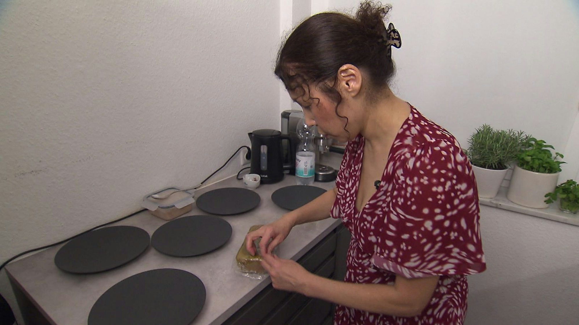 Ob den Gästen der grüne Matcha-Kuchen schmeckt?
(Bild: RTL)