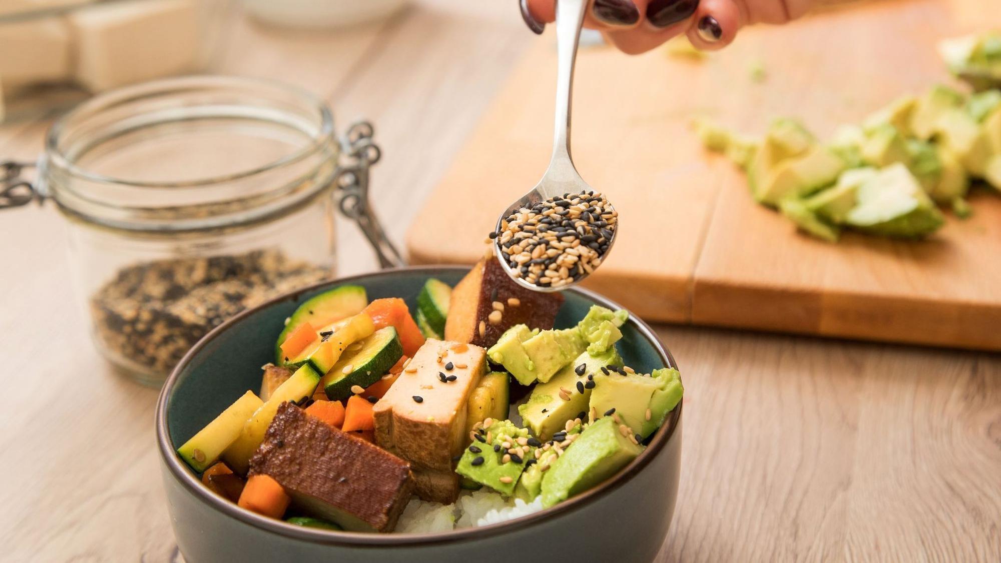 Bowl mit mit Tofu, gegrilltem Gemüse und Avocado