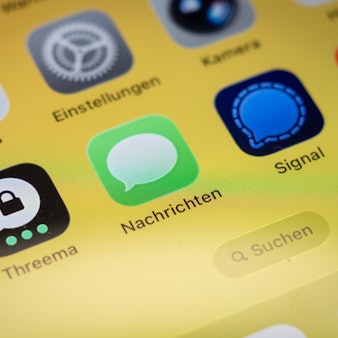 Messenger-Apps Threema, Nachrichten und Signal auf einem Handy
