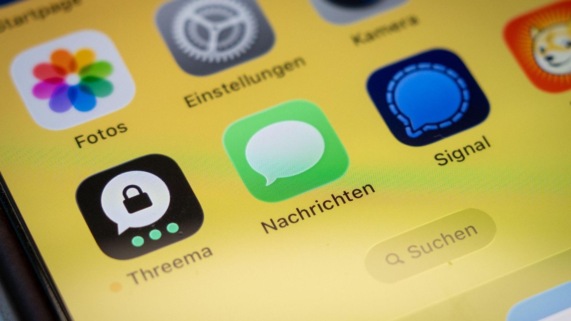 Messenger-Apps Threema, Nachrichten und Signal auf einem Handy