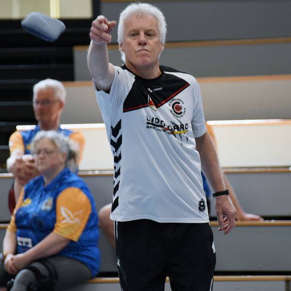 Ein Spieler in einer Spielsituation beim Cornhole.