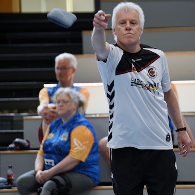Ein Spieler in einer Spielsituation beim Cornhole.