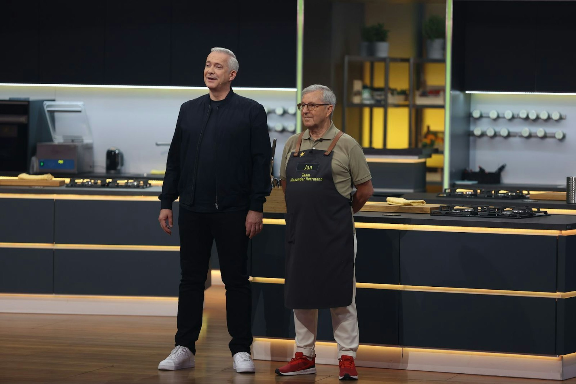 Jan Hofer muss trotz goldenem Stern um den Verbleib in der Show zittern. (Bild: Joyn/Benedikt Müller)