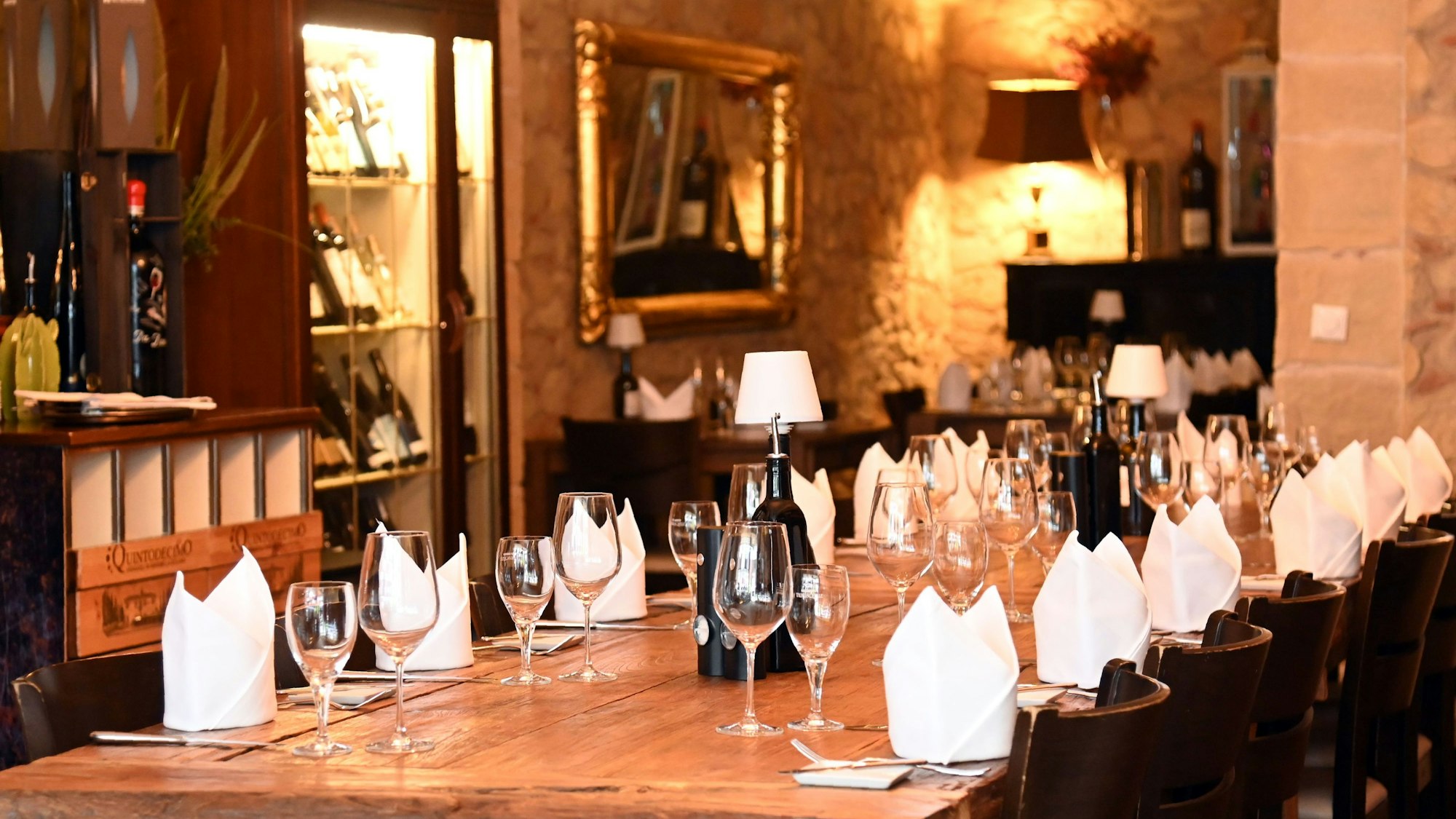 Der Gastraum ist zu sehen mit eingedeckter langer Tafel