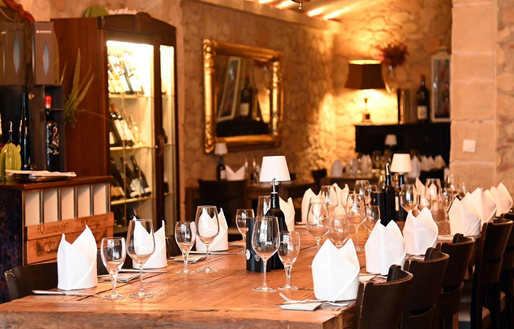 Der Gastraum ist zu sehen mit eingedeckter langer Tafel