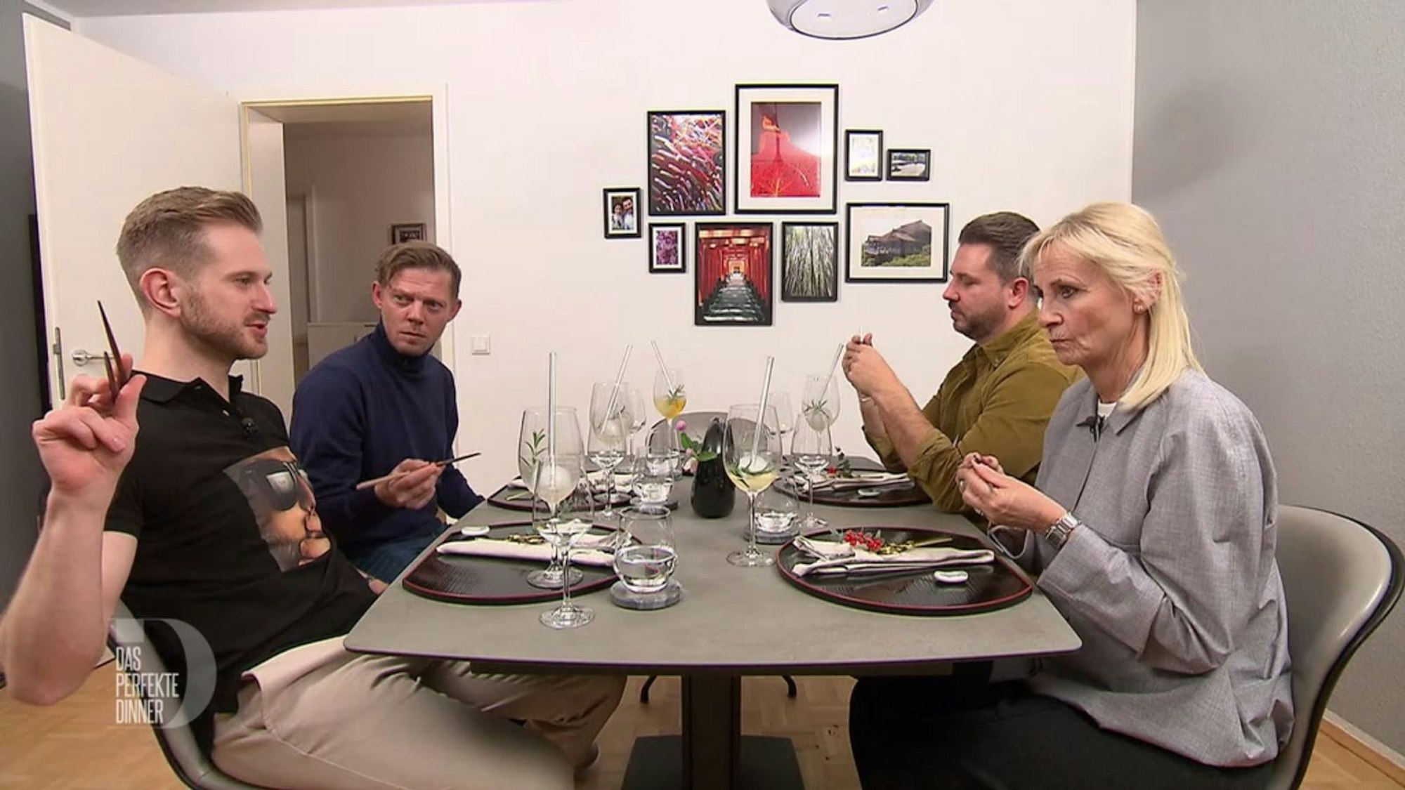 Albert zeigt Mark, Daniel und Jutta (von links), wie sie gleich die Stäbchen richtig einsetzen.
(Bild: RTL)