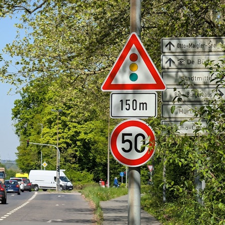Das Foto zeigt ein Verkehrsschild an der Frechener Straße.