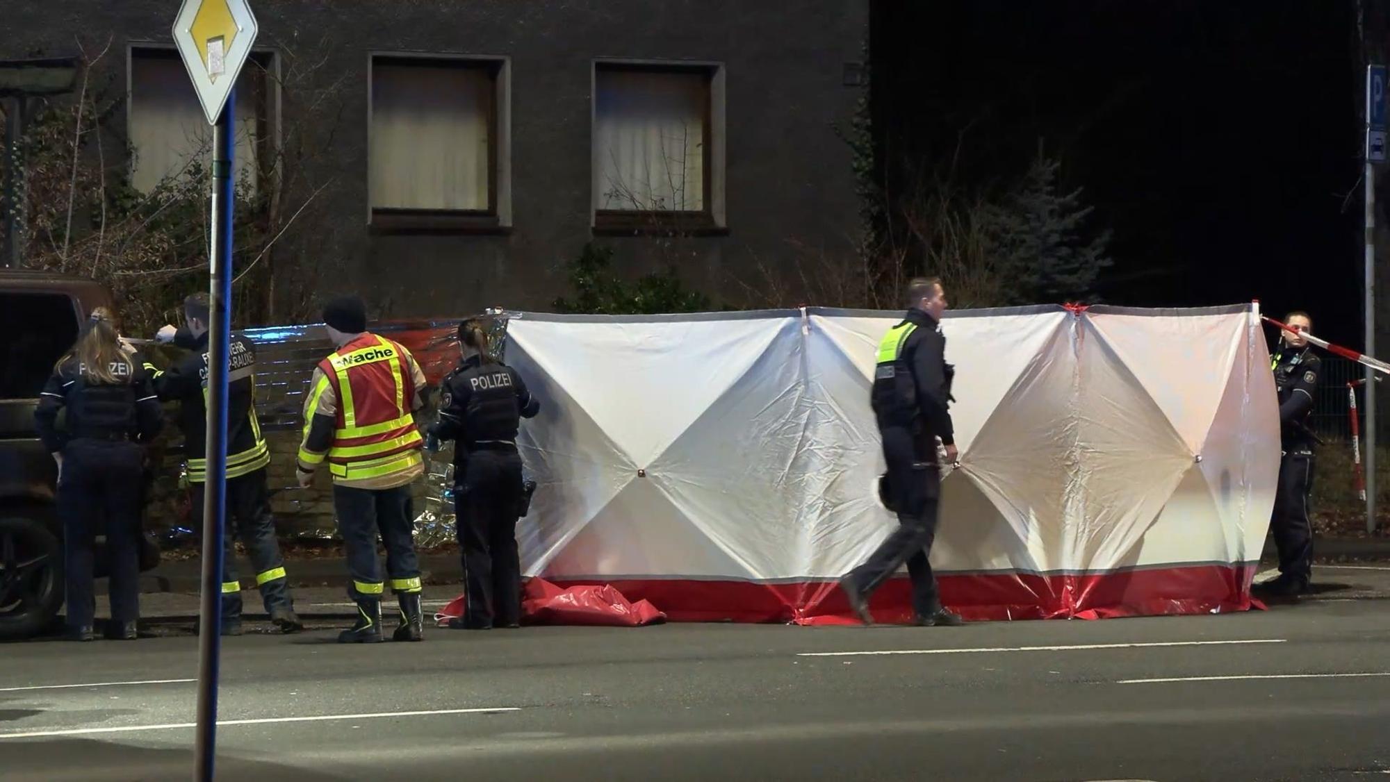 ARCHIV - 14.01.2026, Nordrhein-Westfalen, Castrop-Rauxel: Die Polizei hat einen Sichtschutz aufgebaut nach einer Gewalttat in Castrop-Rauxel. Ein 17 Jahre alter Jugendlicher ist in Castrop-Rauxel stark blutend von einem Passanten entdeckt worden und trotz Rettungsmaßnahmen gestorben. (zu dpa: «Unter Mordverdacht stehende 17-Jährige weiter auf der Flucht») Foto: Justin Brosch/dpa +++ dpa-Bildfunk +++