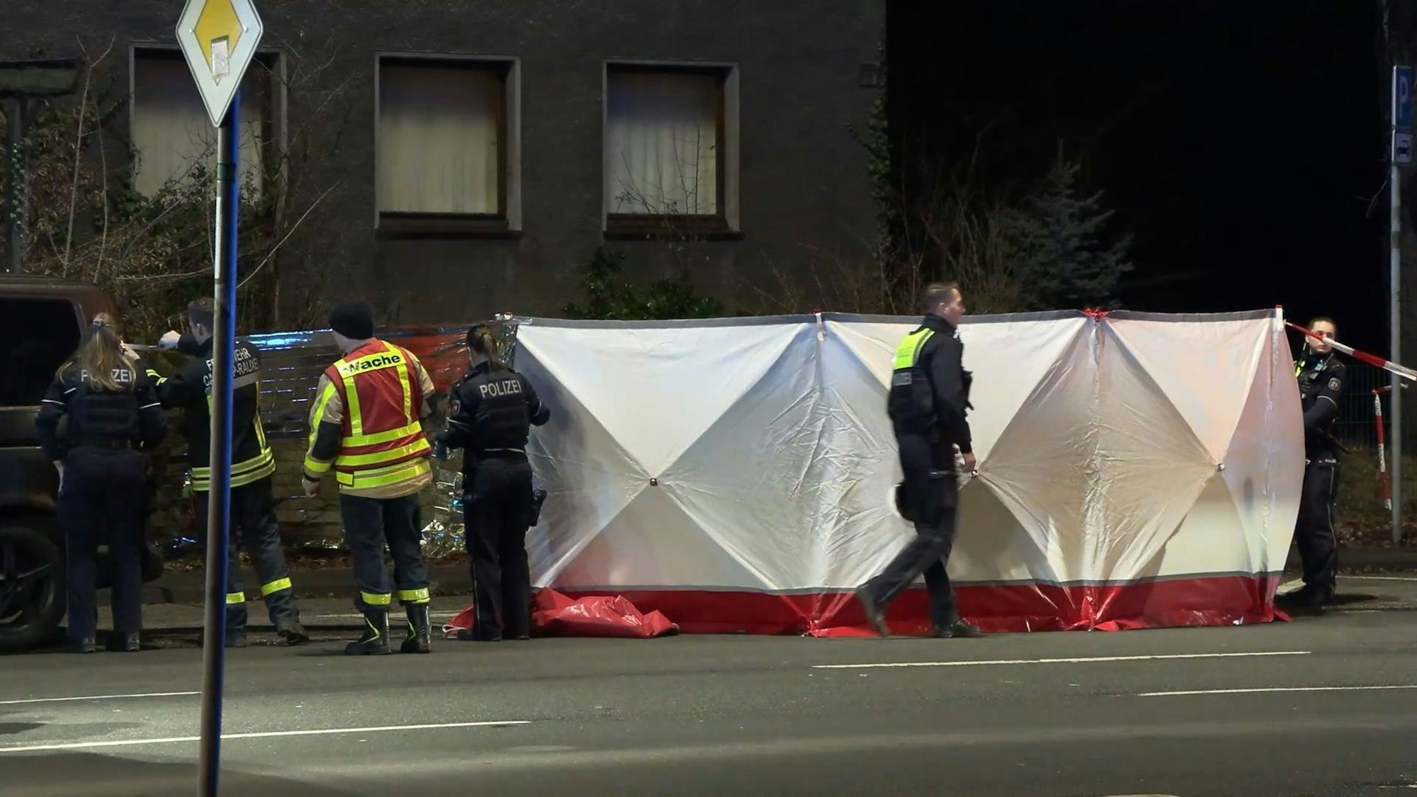 ARCHIV - 14.01.2026, Nordrhein-Westfalen, Castrop-Rauxel: Die Polizei hat einen Sichtschutz aufgebaut nach einer Gewalttat in Castrop-Rauxel. Ein 17 Jahre alter Jugendlicher ist in Castrop-Rauxel stark blutend von einem Passanten entdeckt worden und trotz Rettungsmaßnahmen gestorben. (zu dpa: «Unter Mordverdacht stehende 17-Jährige weiter auf der Flucht») Foto: Justin Brosch/dpa +++ dpa-Bildfunk +++