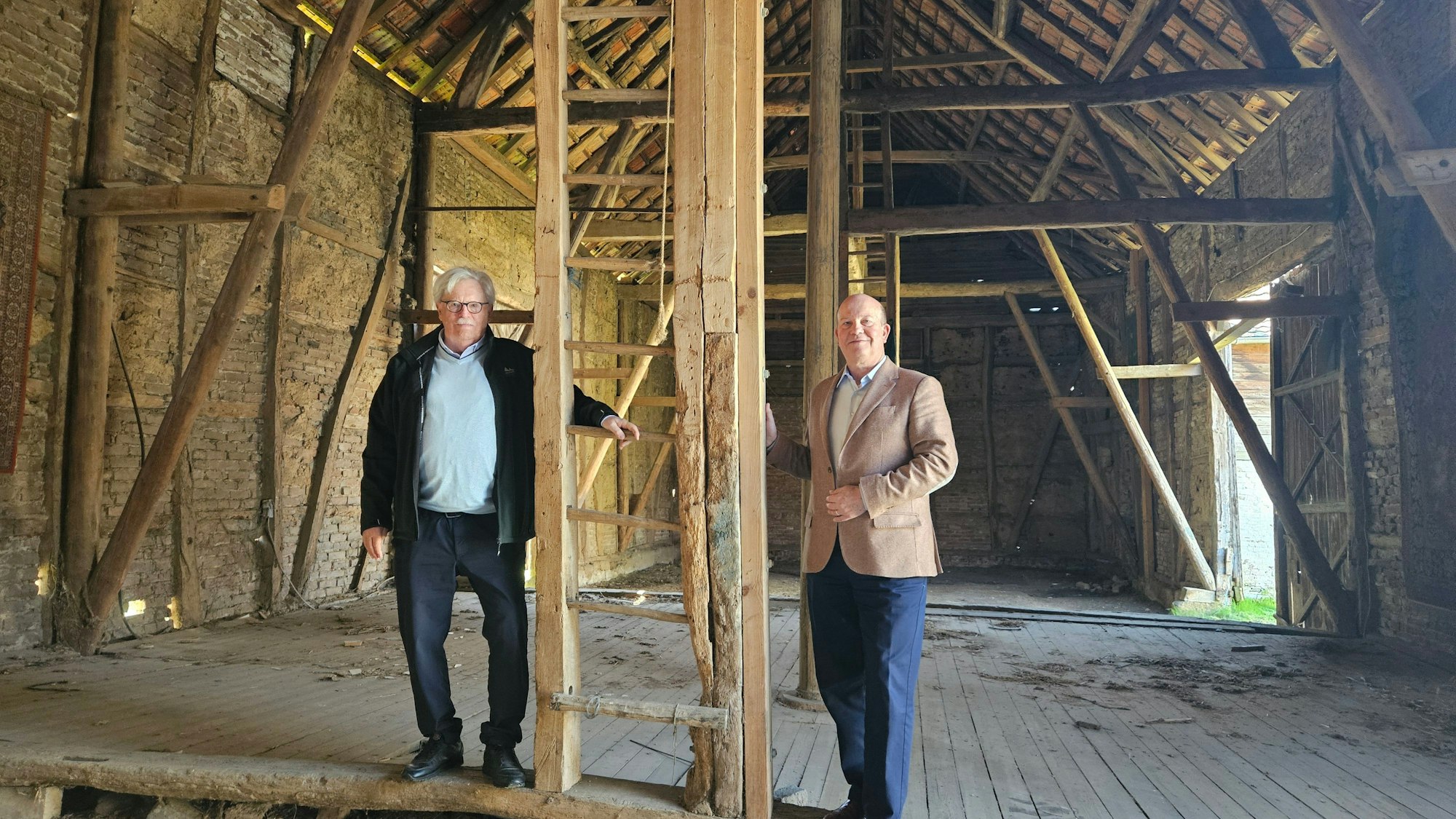 Zu sehen sind Bernd Klüker und Harald Fett in der Scheune des Rixenhofes.