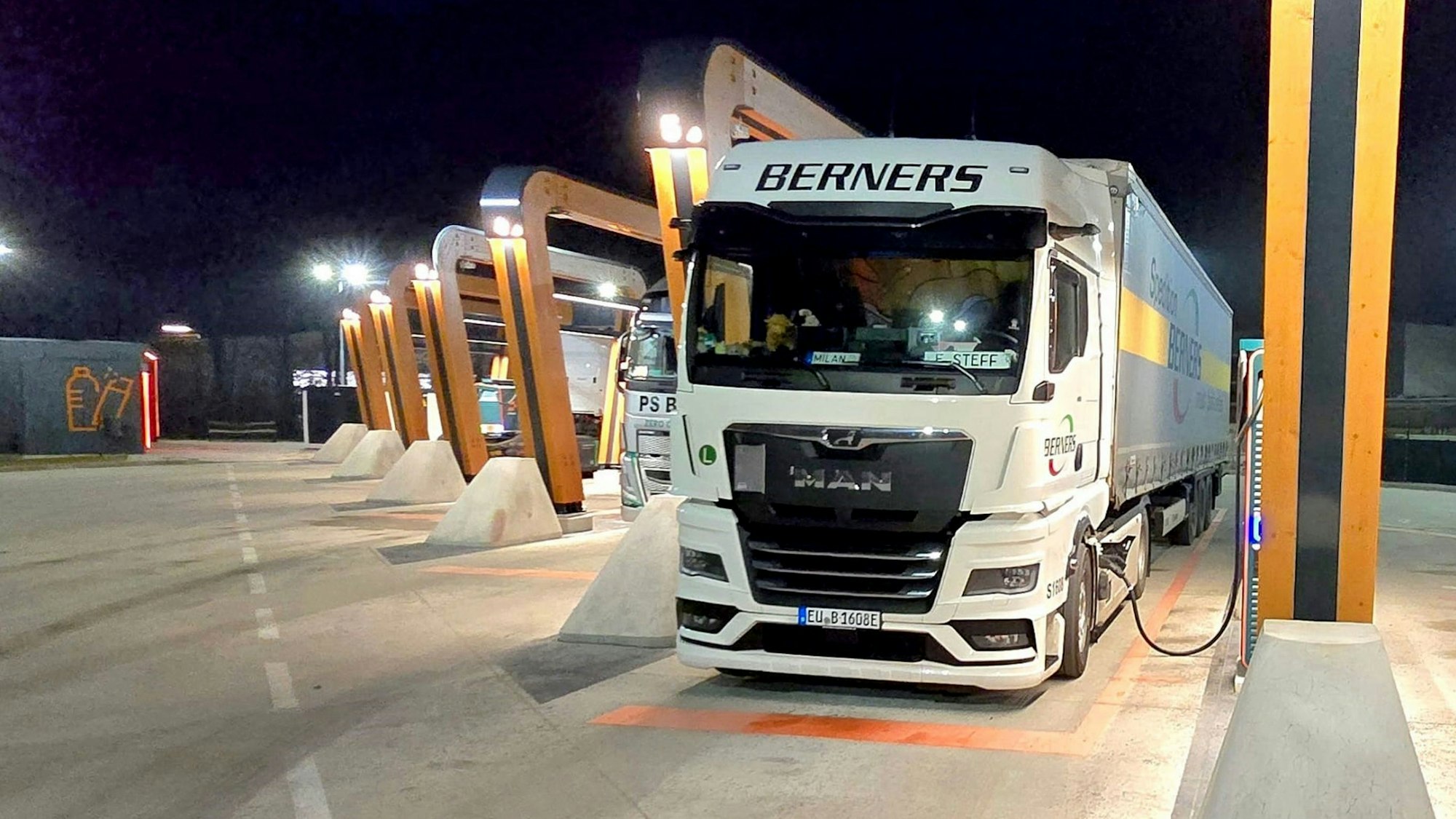 Der MAN-E-Truck der Spedition Bernerns beim Ladevorgang.