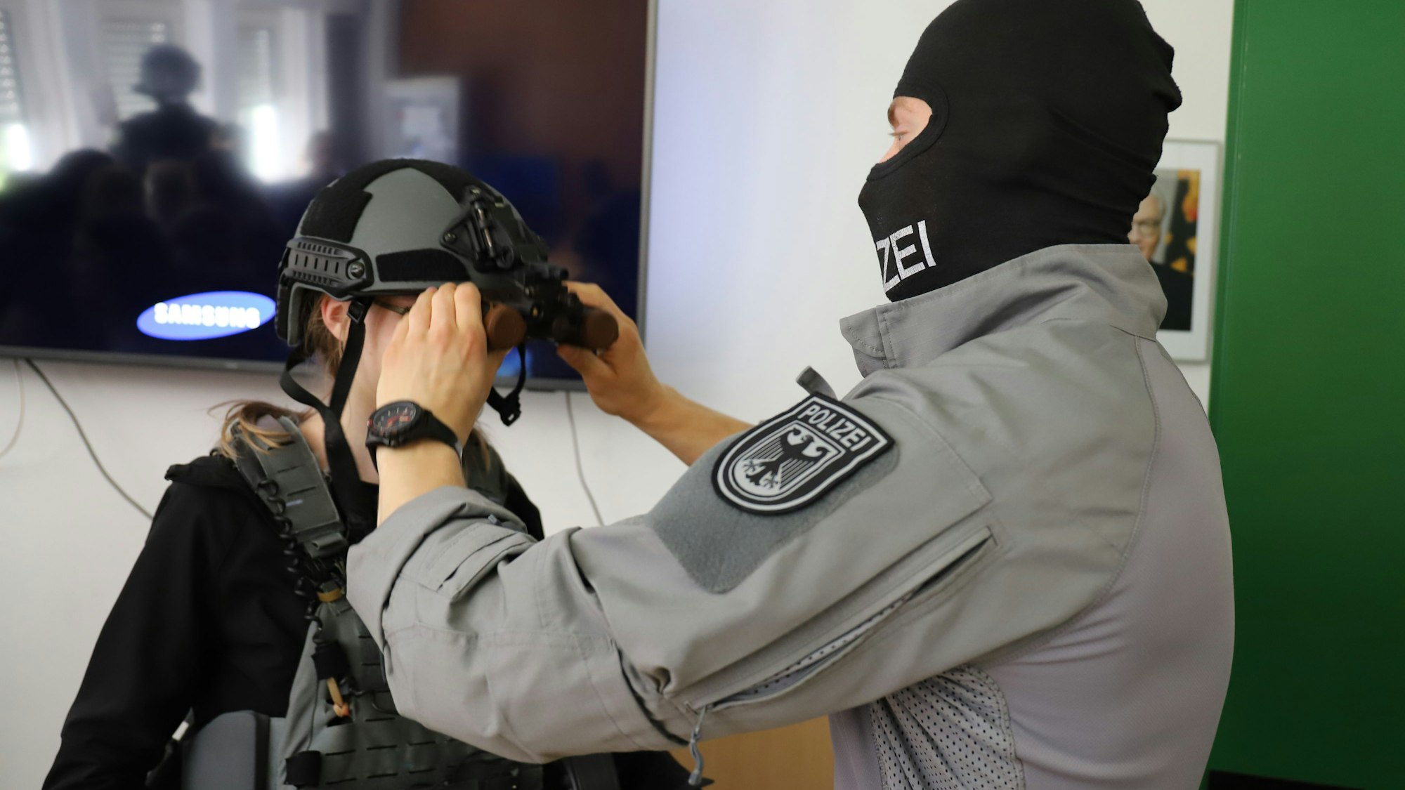 Die Schülerinnen durften sich die schusssicheren Westen und Helme mit Nachtsichtgeräten aufsetzen.