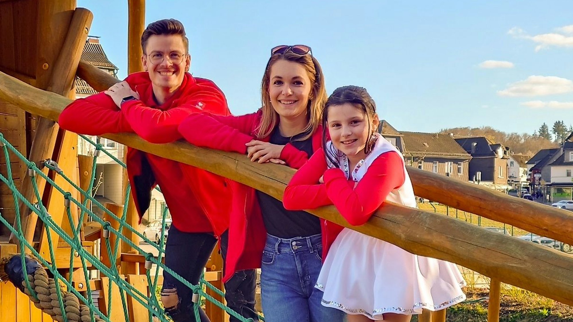 Das Foto zeigt die Tollitäten der Waldbröler Karnevalsgesellschaft in der Session 26/27: Prinz Leon der erste (aus dem Hause Böttcher), Prinzessin Tine die Erste (bürgerlicher Name: Ann-Kristin Hotsch) und die Kinderprinzessin Layana die Erste (aus dem Hause Altwicker).