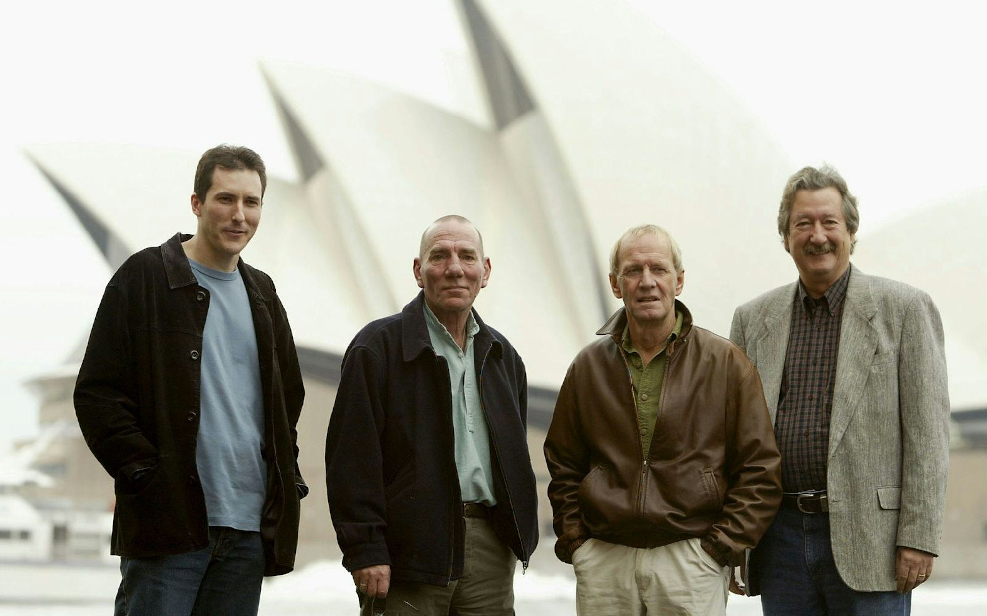 In seiner Heimat blieb Paul Hogan (zweiter von rechts) stets ein gefragter Star: Die Komödie „Schräge Bettgesellen“, in der eine der Hauptrollen spielte, war der erfolgreichste australische Film 2004. (Bild: Adam Pretty/Getty Images)