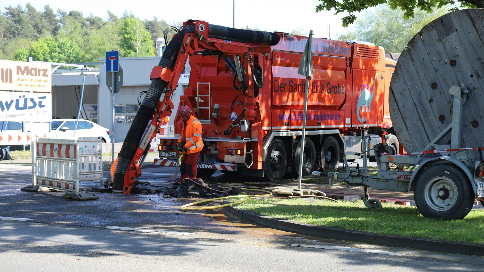 Der Radweg wird aufgegraben.