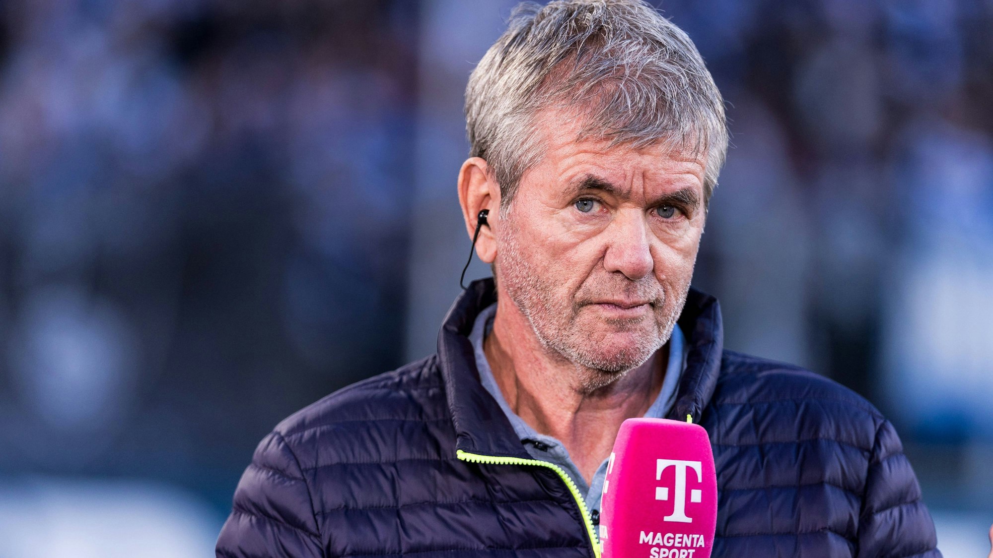 Fußball-Trainer Friedhelm Funkel am Magenta-Mikrofon.