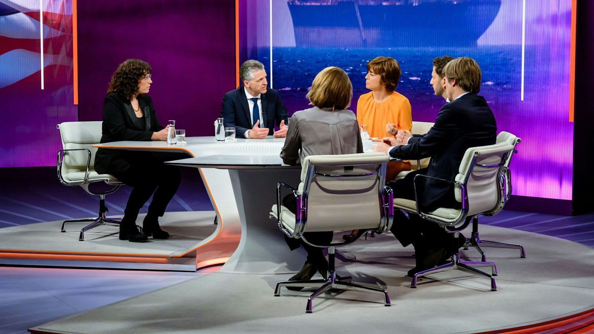 Die „Maybrit Illner“-Runde diskutierte den „Öl-Schock“ und die Folgen. (Bild: ZDF / Svea Pietschmann)