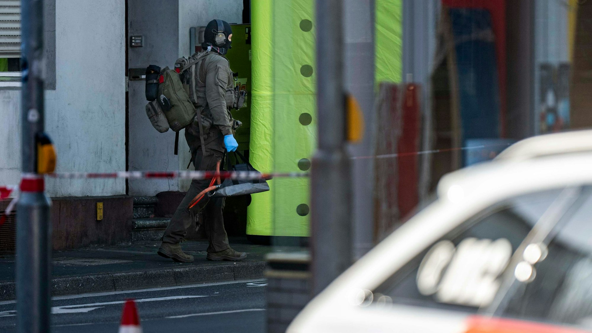 Das Bild zeigt einen SEK-Beamten, der mit viel Material in den Einstz geht.