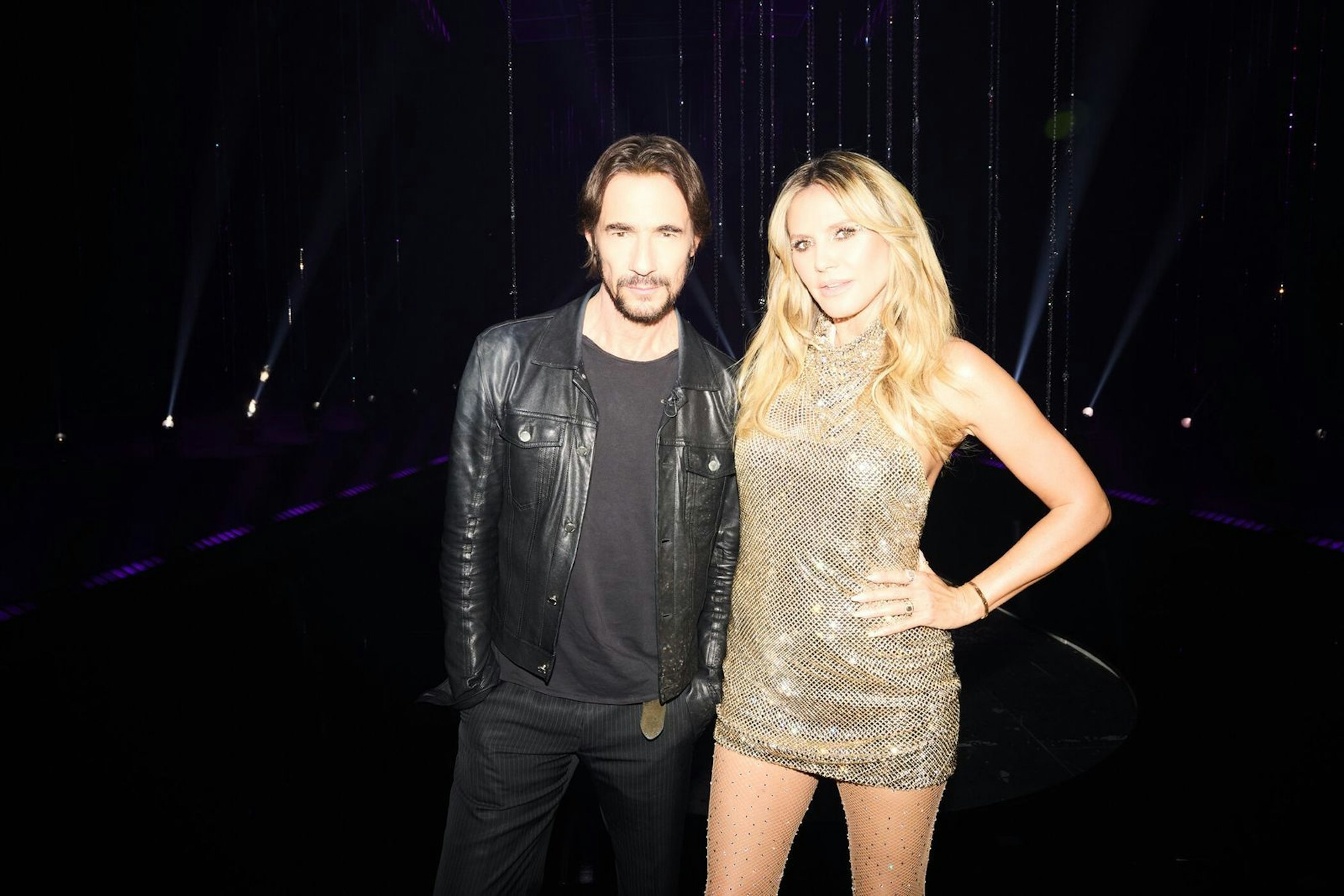 Heidi Klum begrüßt Thomas Hayo als Gastjuror. (Bild: ProSieben/Max Montgomery)