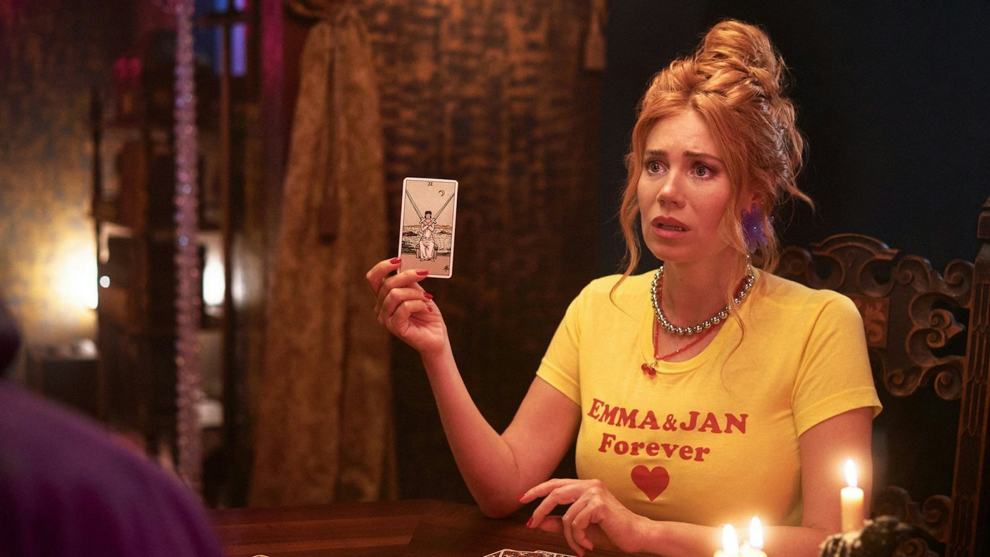 Ivy (Palina Rojinski) kann es nicht glauben: Nach einem Orakel kennt sie ihre große Liebe bereits. (Bild: ZDF und Tomáš Mikule)