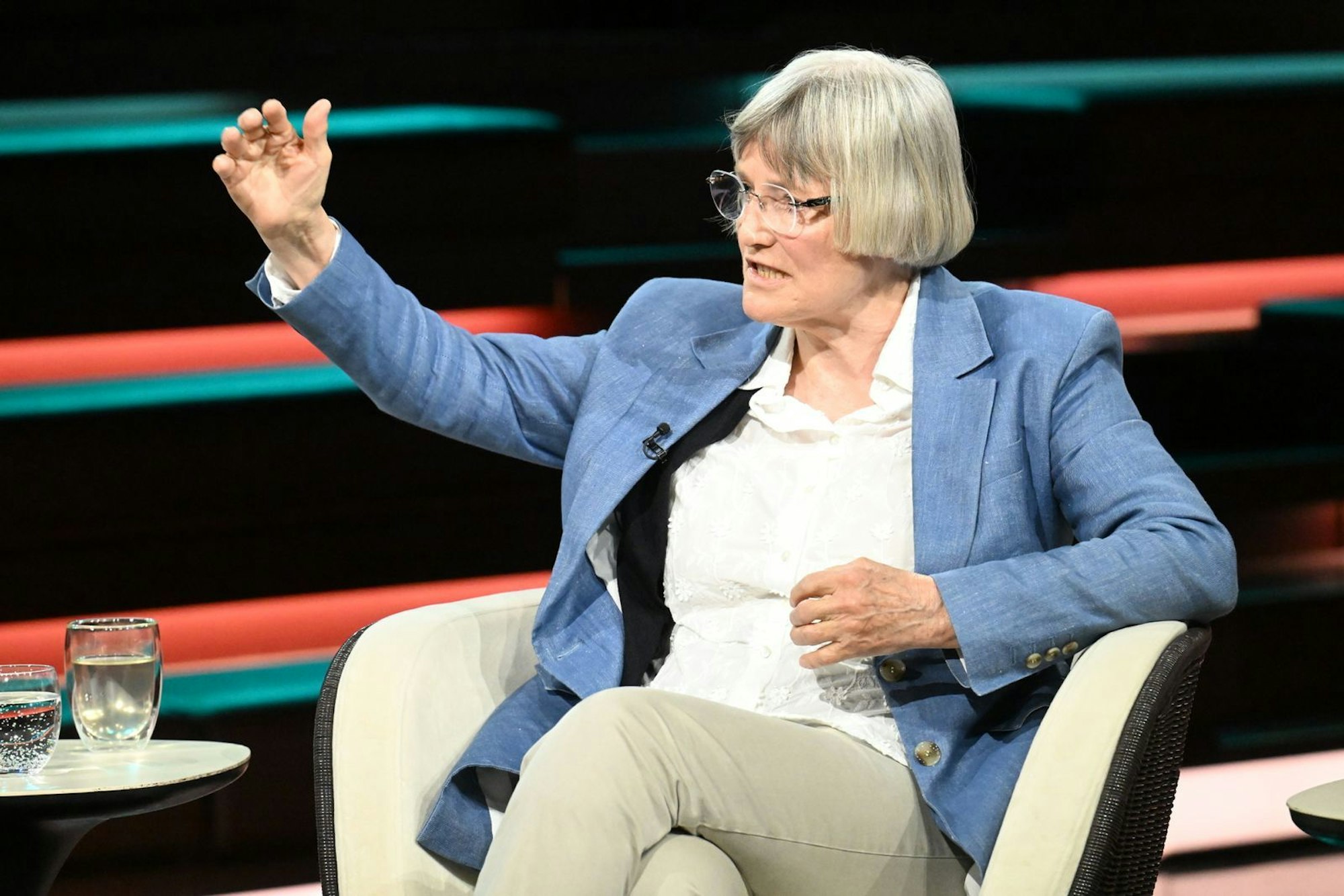 AfD-Politikerin Gerrit Huy stellte bei „Markus Lanz“ in Aussicht, ihre Partei könne das Rentenniveau steigern und gleichzeitig Steuern senken. (Bild: ZDF / Cornelia Lehmann)