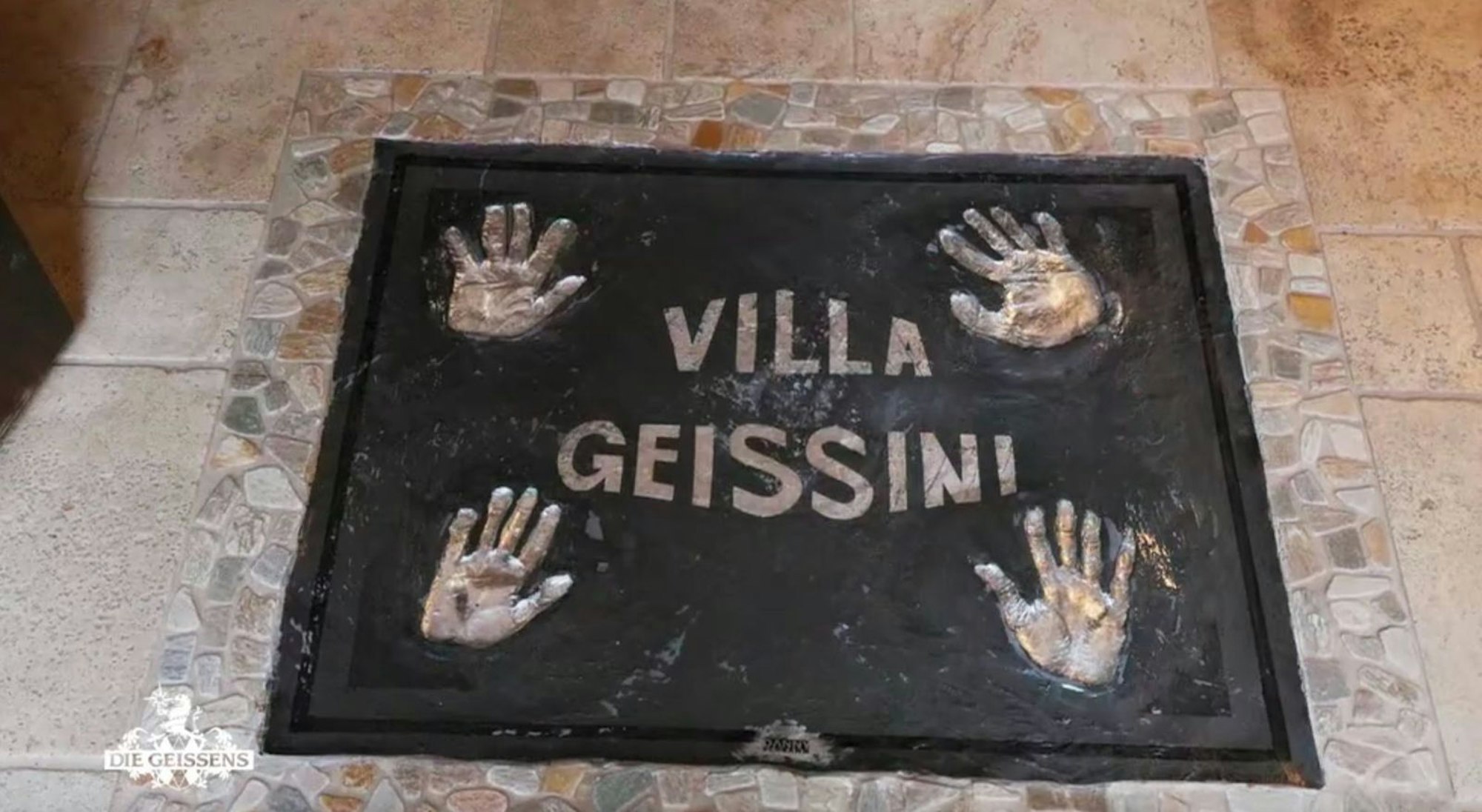 Die Geissens haben sich in einer Bodenplatte im Eingangsbereich ihrer Villa verewigt. (Bild: RTLZWEI)