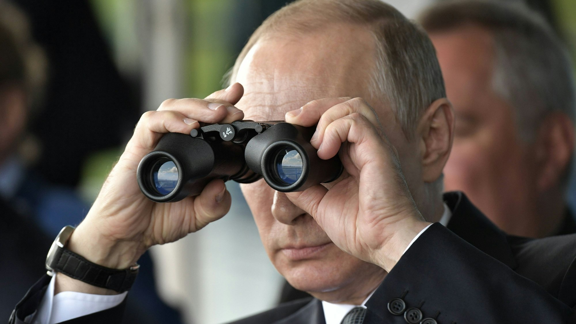 Kremlchef Wladimir Putin mit einem Fernglas. (Archivbild)