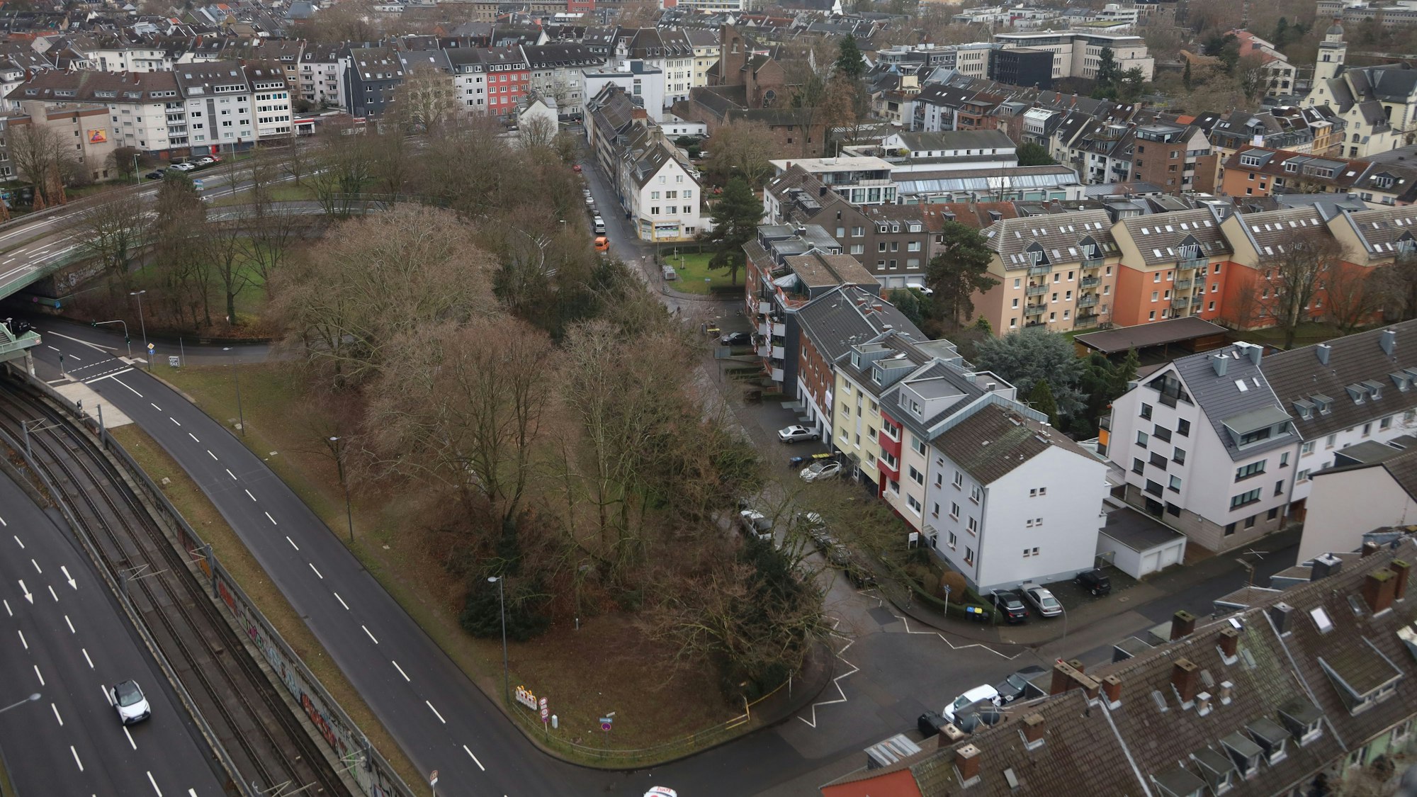 Das neue Suchthilfezentrum in der Kölner Innenstadt entsteht auf einer Grünfläche am Perlengraben (Bildmitte).