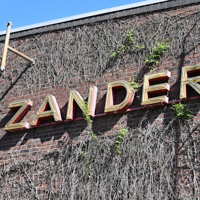 Das Foto zeigt das Emblem der Papierfabrik