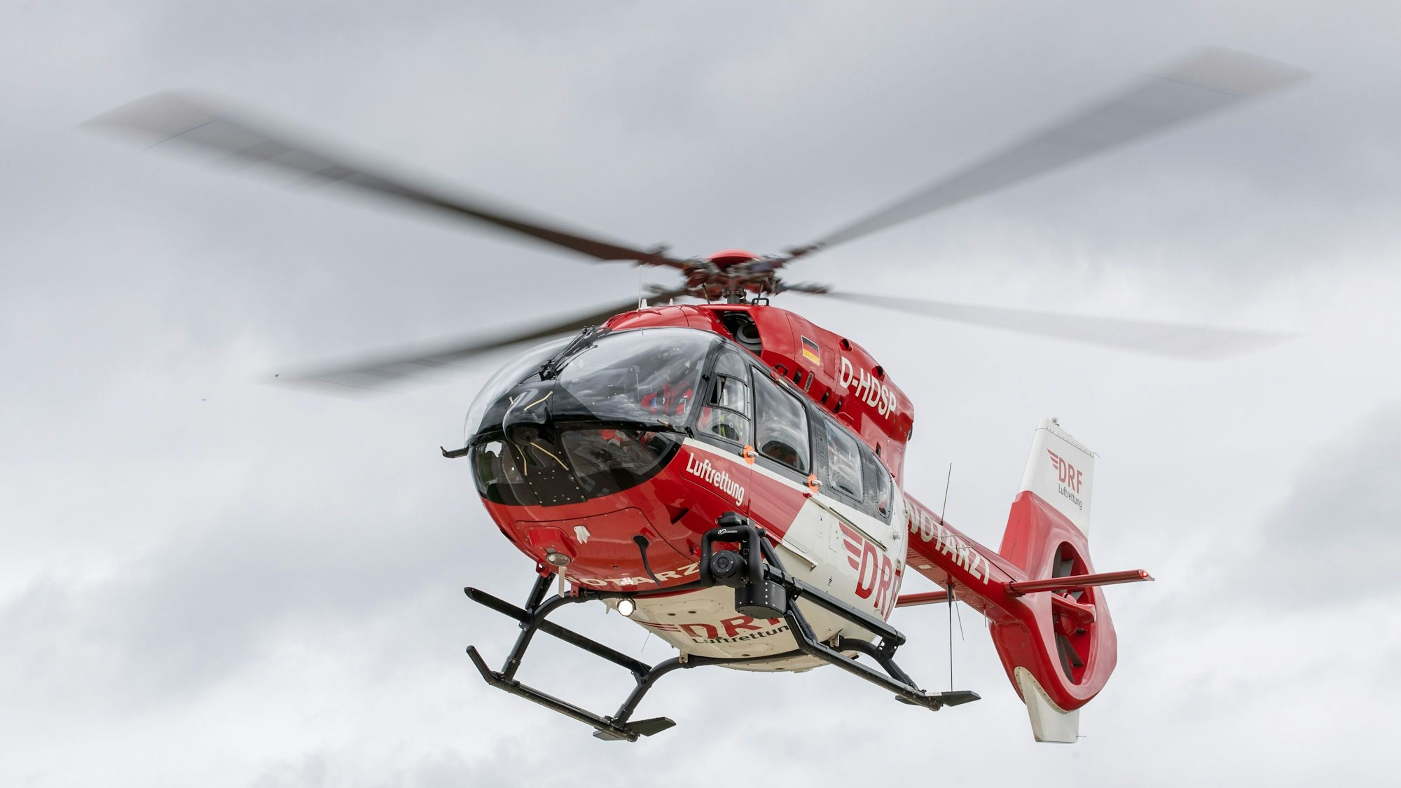 ARCHIV - 17.08.2021, Bayern, Regensburg: Ein Rettungshubschrauber fliegt einen Einsatz. (zu dpa: «Mann wird von 1,5 Tonnen schwerer Kabeltrommel begraben») Foto: Daniel Karmann/dpa +++ dpa-Bildfunk +++