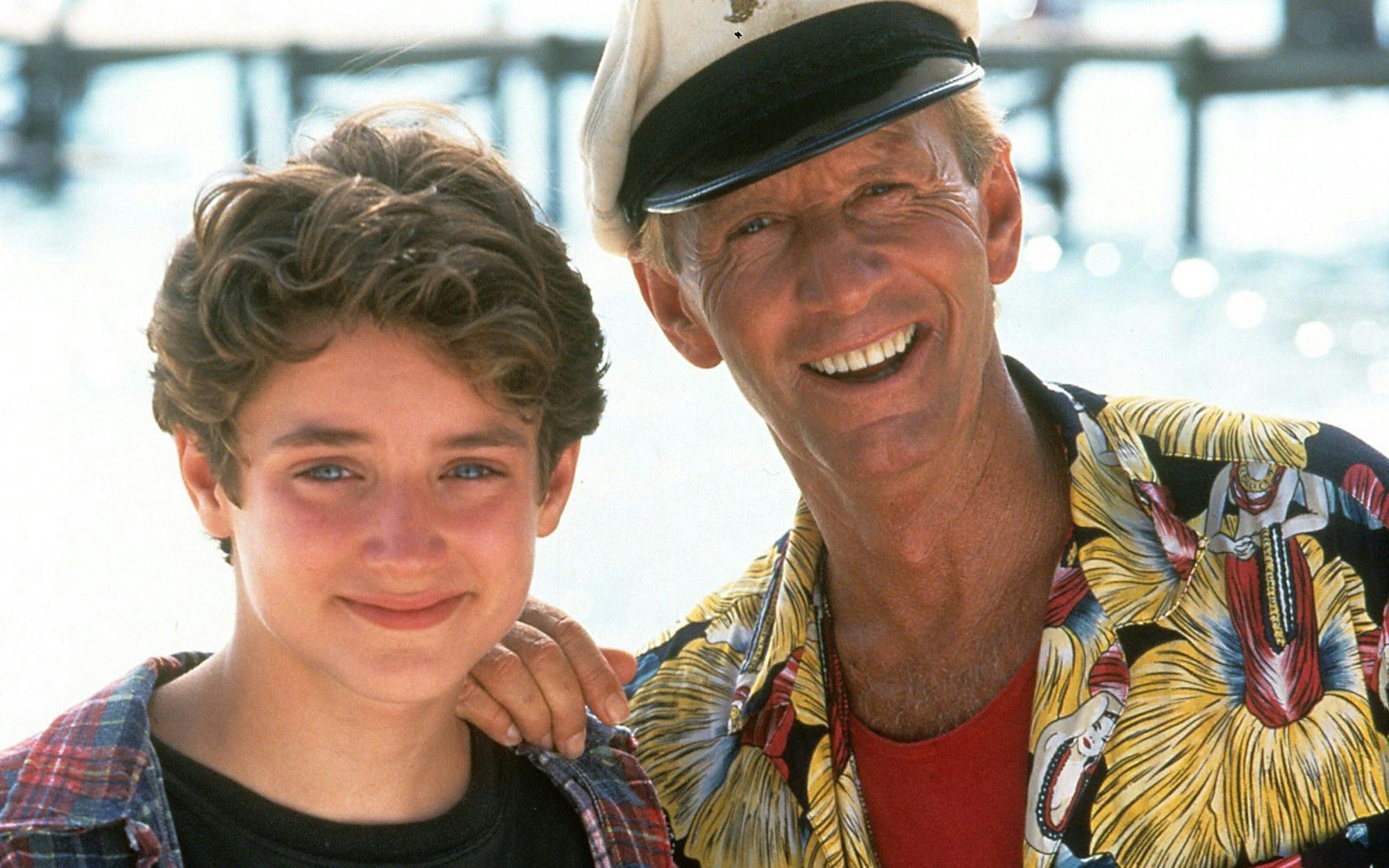 Die weitere Karriere von Paul Hogan (Bild rechts, mit Elijah Wood) verlief nicht sonderlich erfolgreich: Nicht nur das Remake von „Flipper“ (1996) floppte kläglich. (Bild: Universal/Getty Images)
