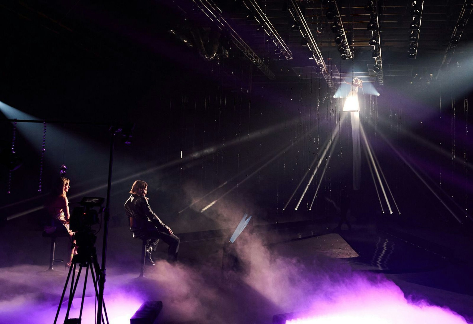 Vom Trapez auf den Laufsteg geht es beim Entscheidungs-Walk. (Bild: ProSieben/Max Montgomery)