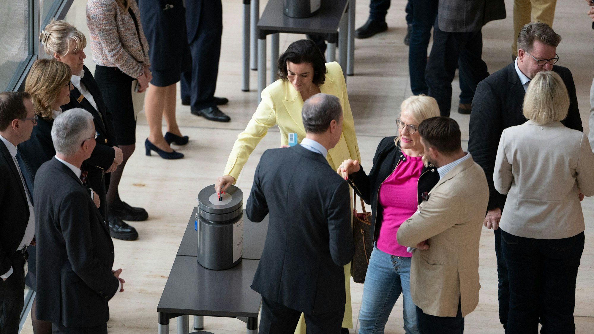 24.04.2026, Berlin: Dorothee Bär (CSU, M), Bundesministerin für Forschung, Technologie und Raumfahrt, stimmt bei der namentlichen Abstimmung über unter anderem die geplanten Tankrabatt und Entlastungsprämien ab. Foto: Markus Lenhardt/dpa +++ dpa-Bildfunk +++