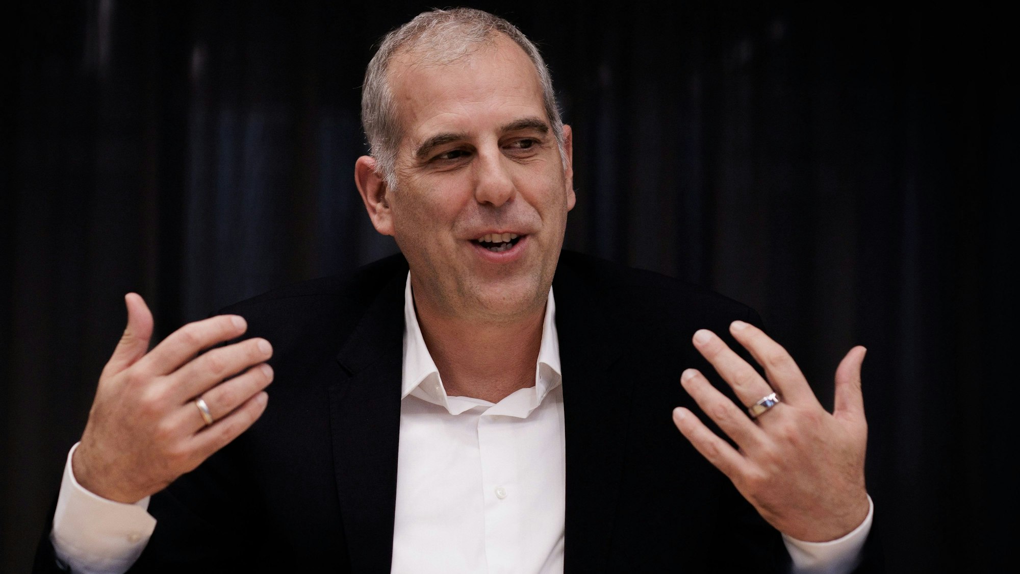 Stephan Schmitter, Geschäftsführer von RTL, spricht während eines Interviews im RTL-Hauptstadtstudio. (Archivbild)